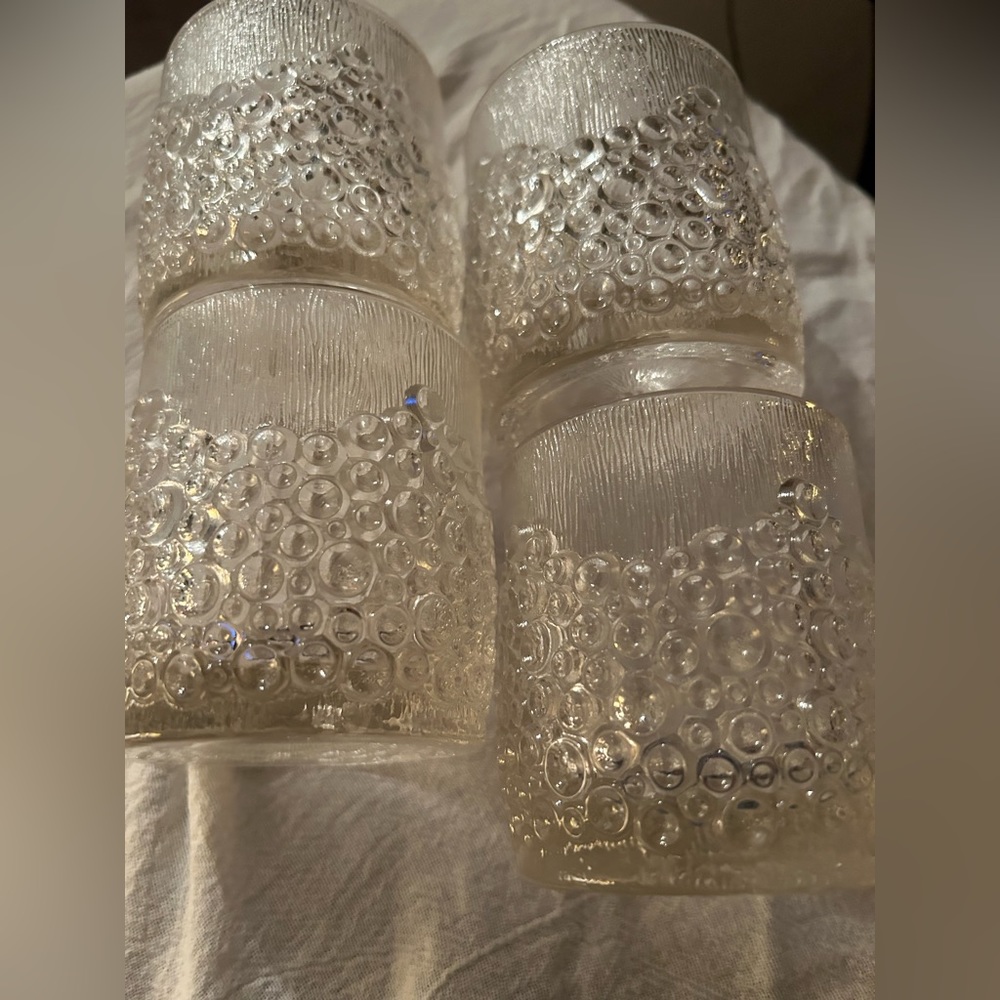 Set of 5 vintage, pink, Finnish crystal glasses pressed w/pattern of bubbles. - Picture 10 of 11